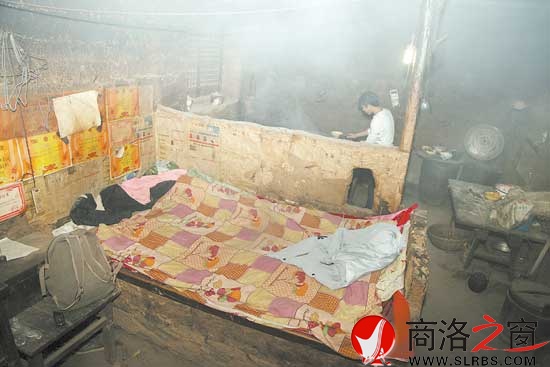 貧困的家里最顯眼的是墻上吳美鋼的獎狀