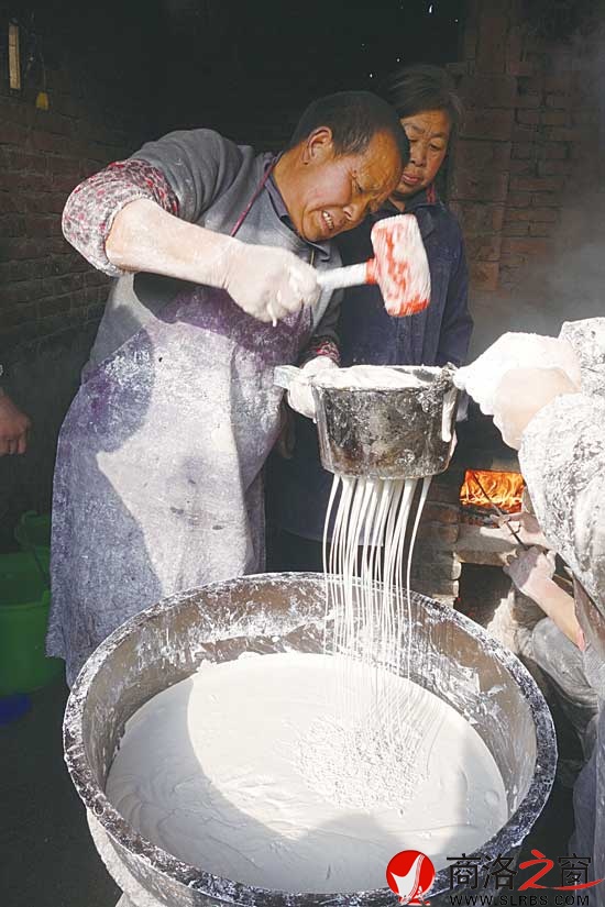 陳元文老人從涼水鍋中撈粉條