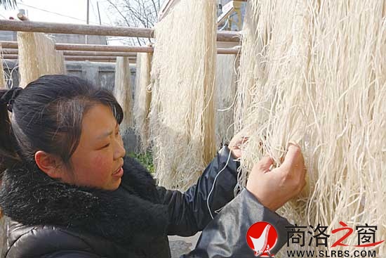 老人的兒媳正在挑揀粉條