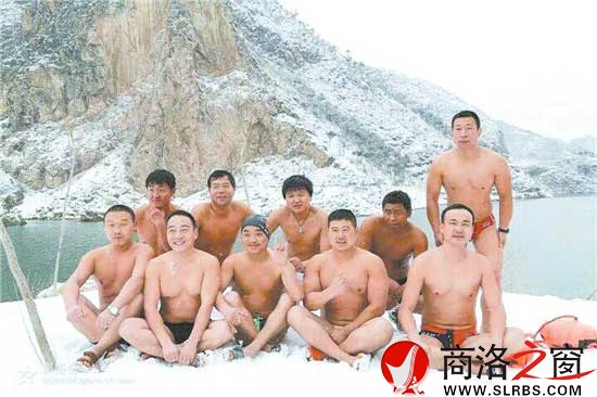 商洛市冬泳愛好者張暉、崔小東、孟丹平、魚鵬等參加冬泳后合影。