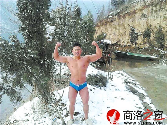 被譽為商洛冬泳隊形象代言人的張暉，上岸后不忘秀一下肌肉。