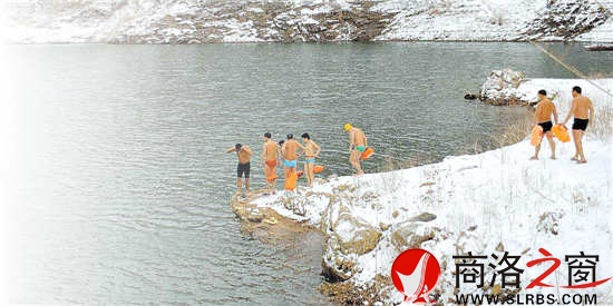 冬泳愛好者冒著嚴寒踩著積雪準備下水游泳