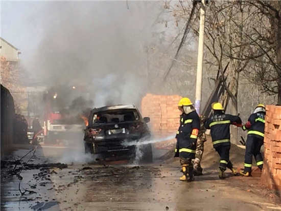 商州一寶馬車突然起火