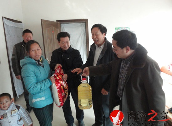 商洛日報社慰問包扶戶