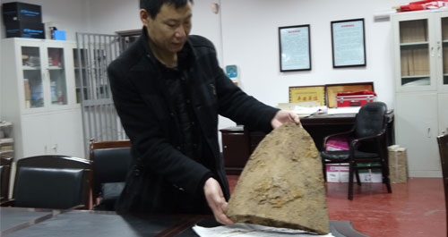 夜村村民將漢代犁鏵上交文物部門