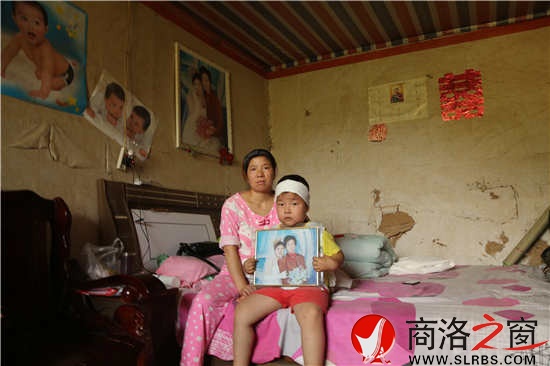 看著結婚照，妻子劉會莉不知道以后的日子該怎么過。