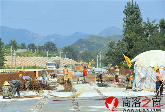 15點37分,烈日當空,我市重點建設項目312國道商丹段“二改一”工程工地上,為了趕工時搶工期,工人們正在緊張施工。目前該工程已進入路面鋪設階段,是我市建設進度最快的重點項目之一。