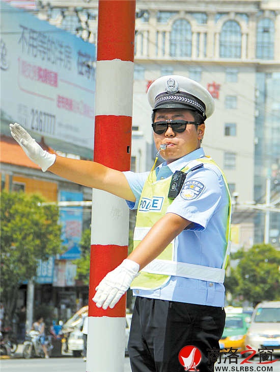 14點21分,19歲的馬國威冒著酷暑在市區指揮交通。從下午一點半接班一直到晚上七點半,他與另外兩名同事每隔一個小時輪換一次。
