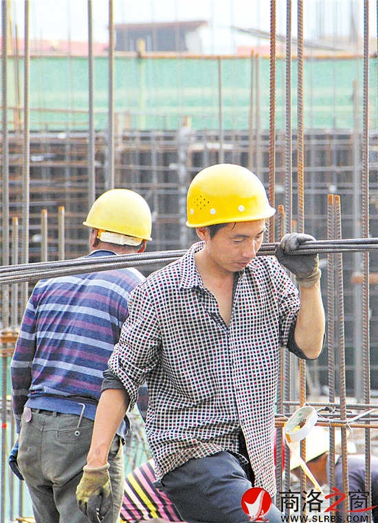 16時23分,市文化藝術中心工地上,上百名工人正在烈日的烘烤下緊張地忙碌著。安全帽下每一張笑臉,都在無言地訴說著辛勤。