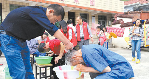 敬老院里笑聲多