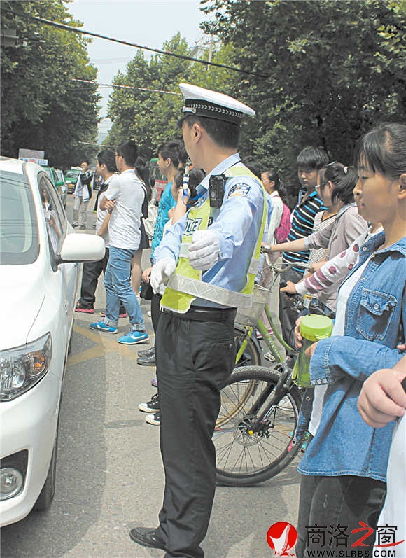 商中學生放學，原本寬闊的北新街立馬變得擁擠不堪，在交警管文龍的疏導指揮下，行人和車輛有序通行。