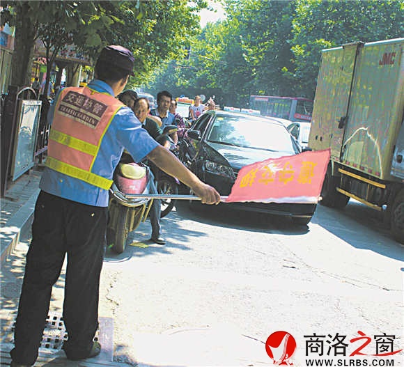 身為協勤，陳義軍每天的主要工作就是勸阻闖紅燈的行人和摩托車駕駛者。