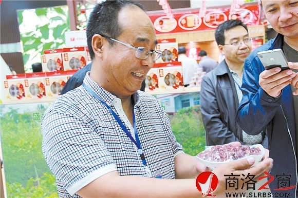 董兆斌向顧客介紹自己的紅仁核桃