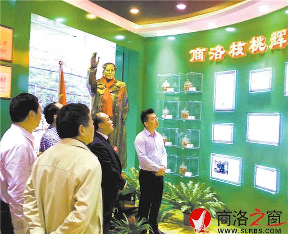 9月30日,我市首家核桃電商體驗館開業,通過線上線下商洛核桃精品及其系列產品的銷售,進一步提高核桃產業效益,提升商洛核桃的知名度和影響力。