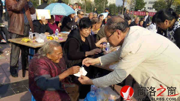 給老人們發(fā)蛋糕