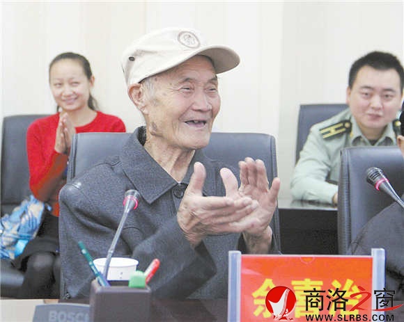 年逾九旬的丹鳳抗戰(zhàn)老兵余喜治,在商洛學院向?qū)W生講述自己的抗戰(zhàn)經(jīng)歷。 (記者 李 亮 攝)