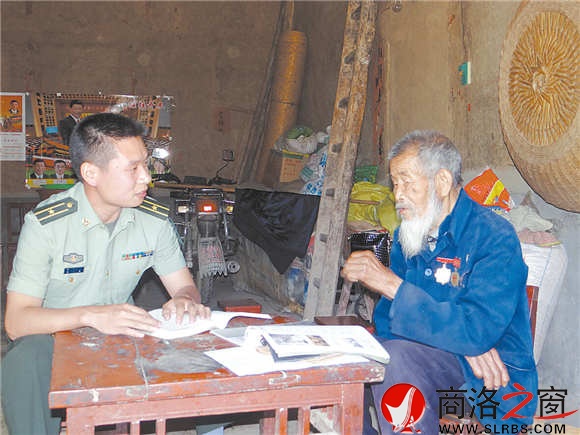 采訪報(bào)道組深入鎮(zhèn)安米糧鎮(zhèn)界河村石關(guān)組采訪92歲的抗戰(zhàn)老兵戴國(guó)峰。 （記者 左 京 攝）