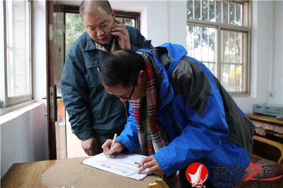 客戶收到包裹,直到確認無誤以后,商洛郵政公司快遞員朱軍鋒才會離開。