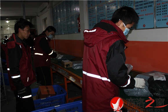 圓通快遞公司分揀員有條不紊地分揀快遞