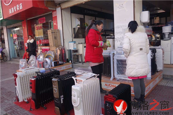 寒冬時節,市區商州商城里賣取暖小家電的商鋪生意興隆,不時有顧客前來詢問購買。