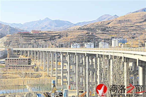 北環(huán)路一號大橋橫跨丹江，是商洛市區(qū)最大的高架橋，與仙娥湖大壩相映成輝，成為城市一個新亮點(diǎn)。