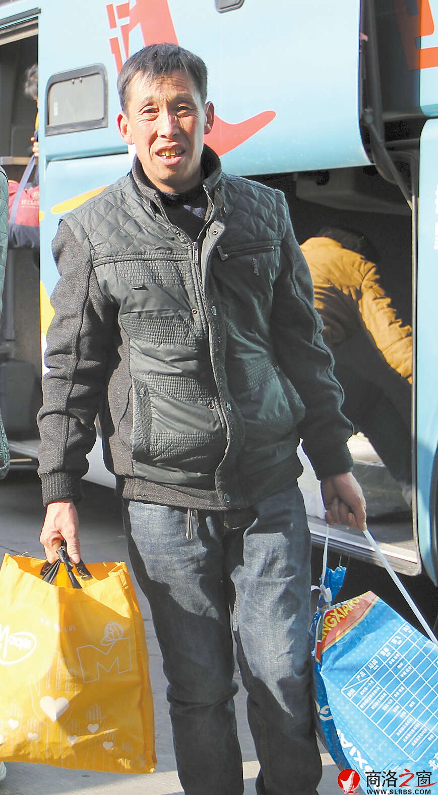 帶著一身疲憊,辛苦了一年的農(nóng)民工回家了。