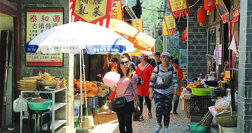 “五一”假日期間，山陽縣漫川古鎮景區游人如織
