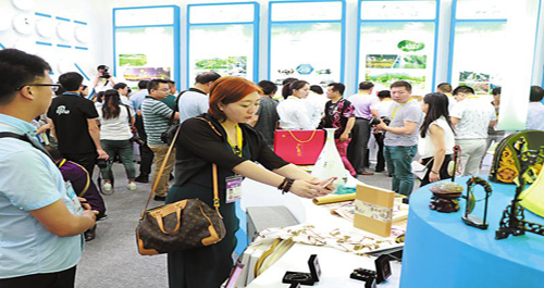 西洽會上商洛特色農產品吸引與會代表