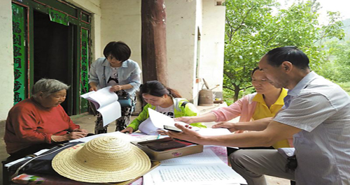 洛南廣播電視局干部進(jìn)基層扶貧