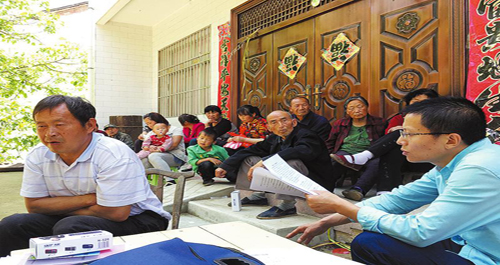 丹鳳紀(jì)委監(jiān)察局開展扶貧政策進(jìn)農(nóng)家活動(dòng)