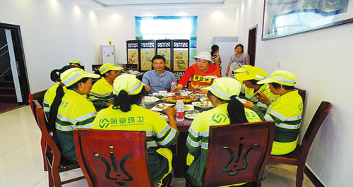 商洛市道德模范馬華舉行愛心救助活動