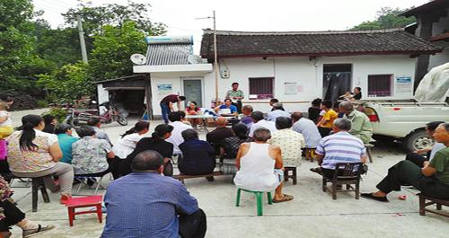 商南工業(yè)園區(qū)管委會(huì)進(jìn)村宣講脫貧政策