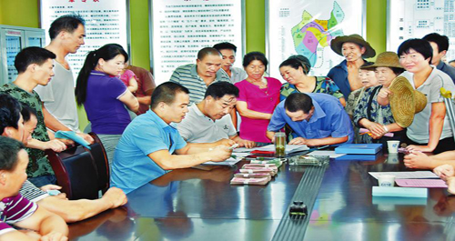 巖灣村貧困戶領取第二季度“三帶四聯”分紅