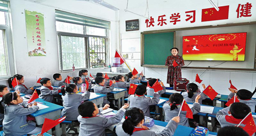 丹鳳第一小學開展“喜慶十九大，向國旗敬禮”愛國主義教育活動