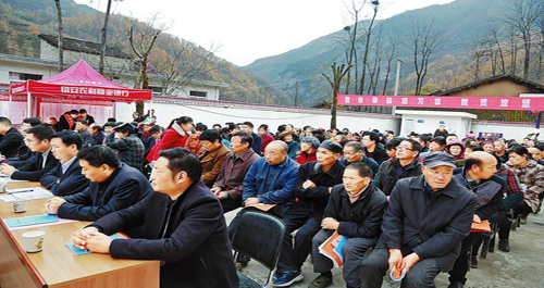 黨員干部向群眾宣傳講解十九大精神