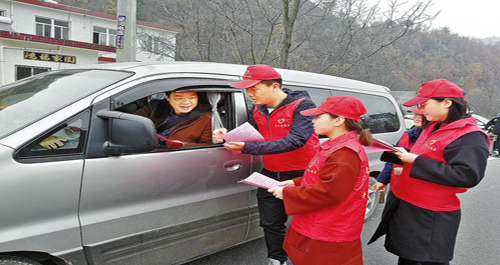 共青團組織志愿者開展交通安全宣傳