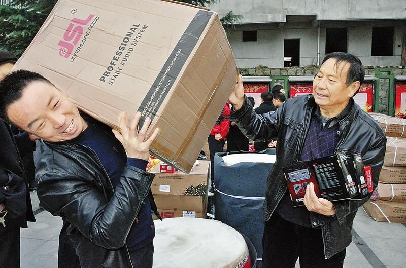 柞水縣為脫貧先進(jìn)村鼓勁