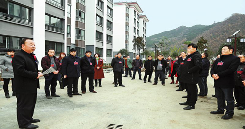 米糧鎮人大代表向移民搬遷戶宣講十九大精神