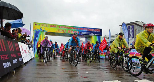 冒雨騎行 古鎮聯歡