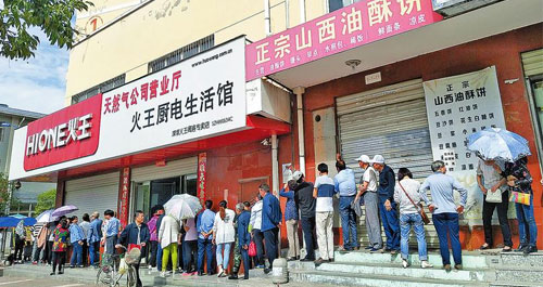 傳氣價要漲 市民扎堆囤氣 相關部門稱 如漲價會告知