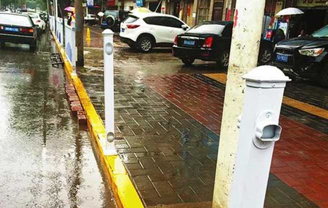 人行道防護欄，到底惹了誰？