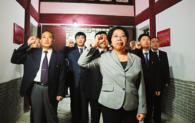 市委常委班子到袁家溝革命舊址開展“不忘初心、牢記使命”主題教育專題學習