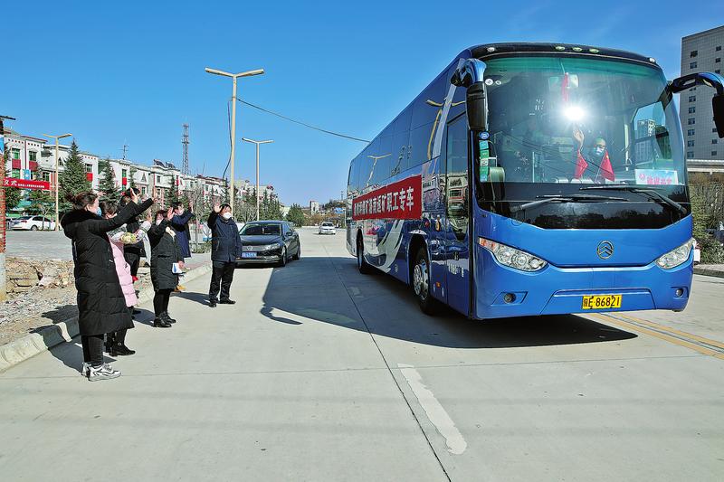 洛南縣歡送首批29名農民工赴韓城市桑樹坪煤礦返崗就業