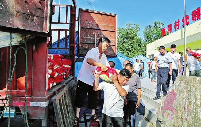 商洛市民政局緊急調撥救災物資送往洛南縣石門鎮橋河村安置點