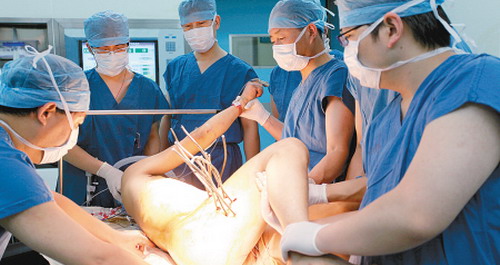 洛南男子西安打工 13根鋼筋插入體內