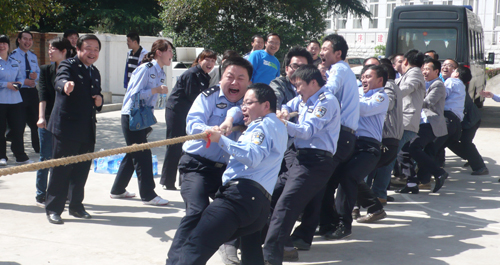 市公安局歡慶“五四”開(kāi)展拔河比賽