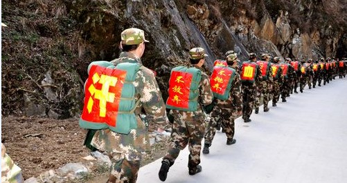 武警商洛市支隊首次組織新兵進行野營拉練