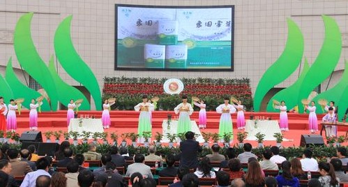 中國·陜西（商洛）茶葉節進行茶藝表演比賽