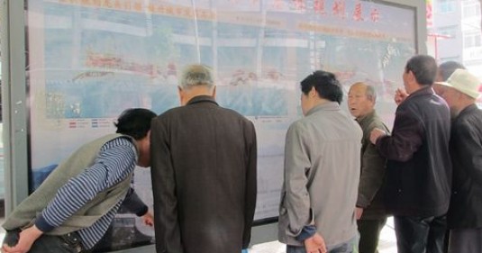 《商洛日?qǐng)?bào)》閱報(bào)欄新近展示的市區(qū)規(guī)劃圖受到市民關(guān)注