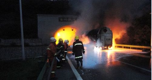 商州區境內的金嶺隧道口液化氣罐車發生自燃